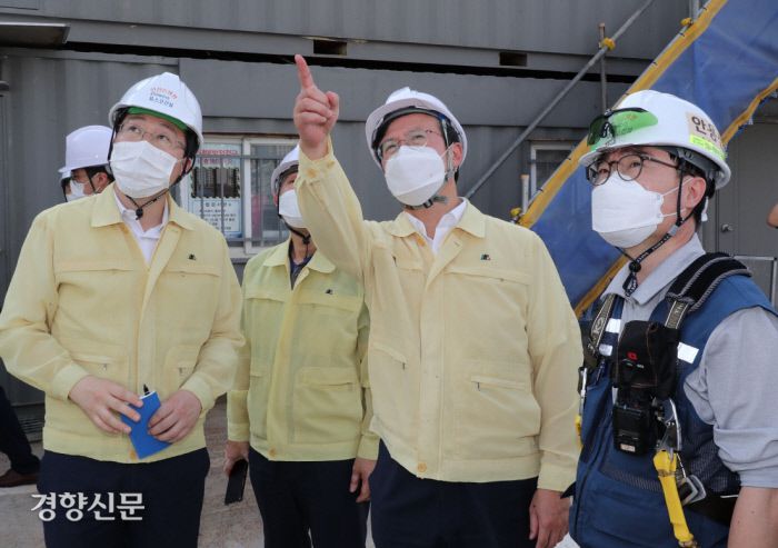 채현일 영등포구청장이 25일 공사지역 위험물에 대한 안전확인작업을 하고 있다. 영등포구 제공