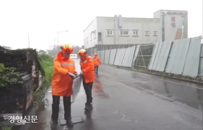 태풍 ‘바비’가 몰고온 강풍으로 서귀포시 대정읍 모슬포항 인근의 공사현장 철제 가림막이 바람에 날렸다. 제주소방안전본부 제공
