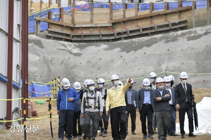 문석진 서대문구청장이 홍제3구역과 모래내·서중시장 재개발 공사 현장을 방문해 안전점검을 실시했다. 서대문구 제공