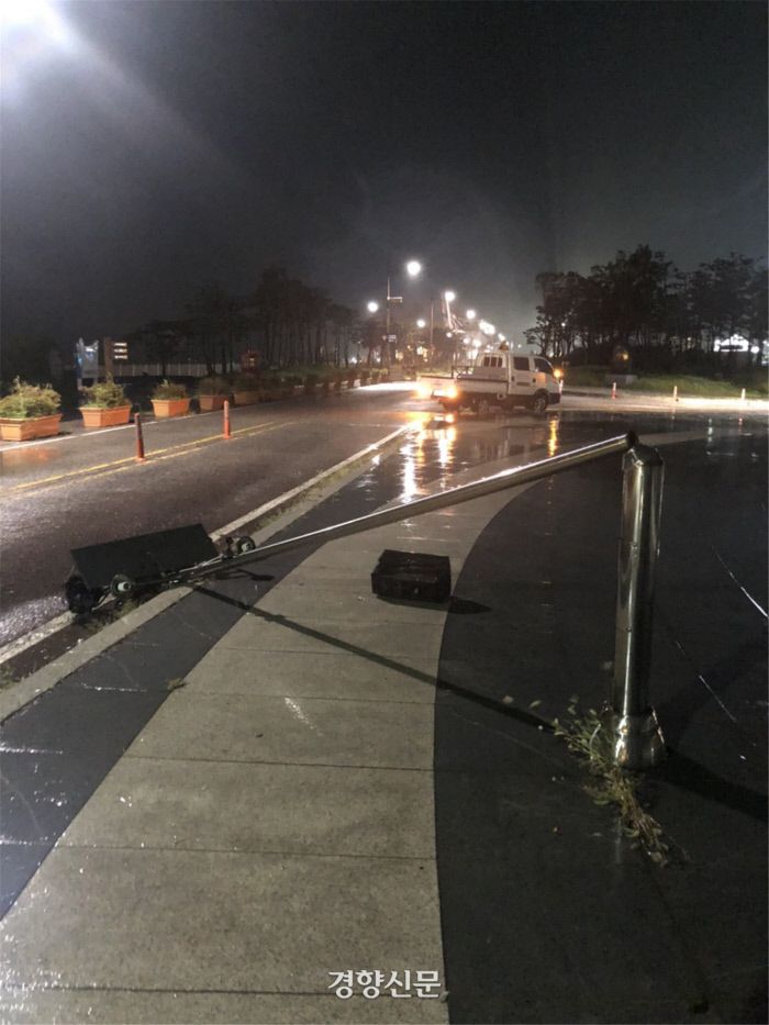 태풍 ‘바비’로 인천 서구의 한 도로에서 있던 가로등이 전도됐다. 인천시 제공