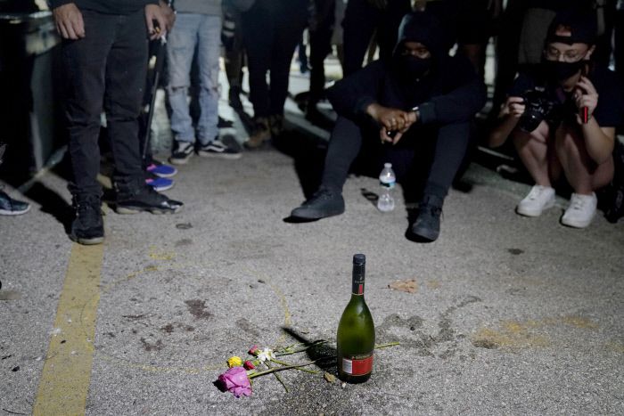 희생된 시위 참가자 추도 인종차별 반대 시위 참가자들이 26일(현지시간) 미국 위스콘신주 커노샤의 한 도로에서 꽃과 술병을 놓아두고, 전날 총격으로 사망한 시위 참가자들을 추도하고 있다. 전날 이 도로에서 흑인 남성 제이컵 블레이크에 대한 경찰 총격에 항의하는 시위가 벌어지던 중 2명이 피격됐다. 커노샤 | AP연합뉴스