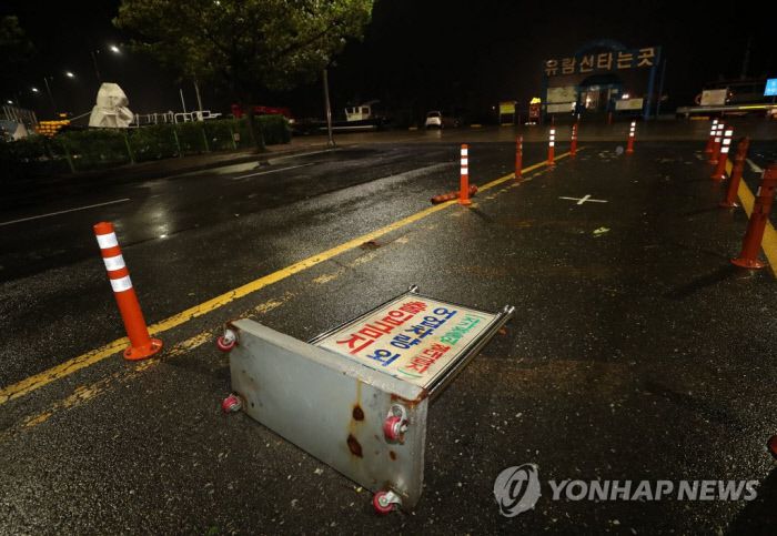 제8호 태풍 ‘바비’가 서해안을 따라 북상했던 27일 오전 충남 보령시 신흑동 대천항 인근 한 도로에 간판이 누워있다. 연합뉴스