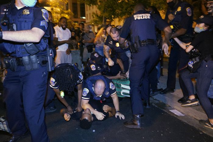목 눌려 제압당한 시위대 백악관에서 공화당 전당대회 마지막 날 행사가 열린 27일(현지시간) 워싱턴에서 경찰이 ‘흑인 생명은 소중하다’ 시위에 참여한 시위대를 도로 위에 눕힌 채 제압하고 있다. 워싱턴 | AP연합뉴스