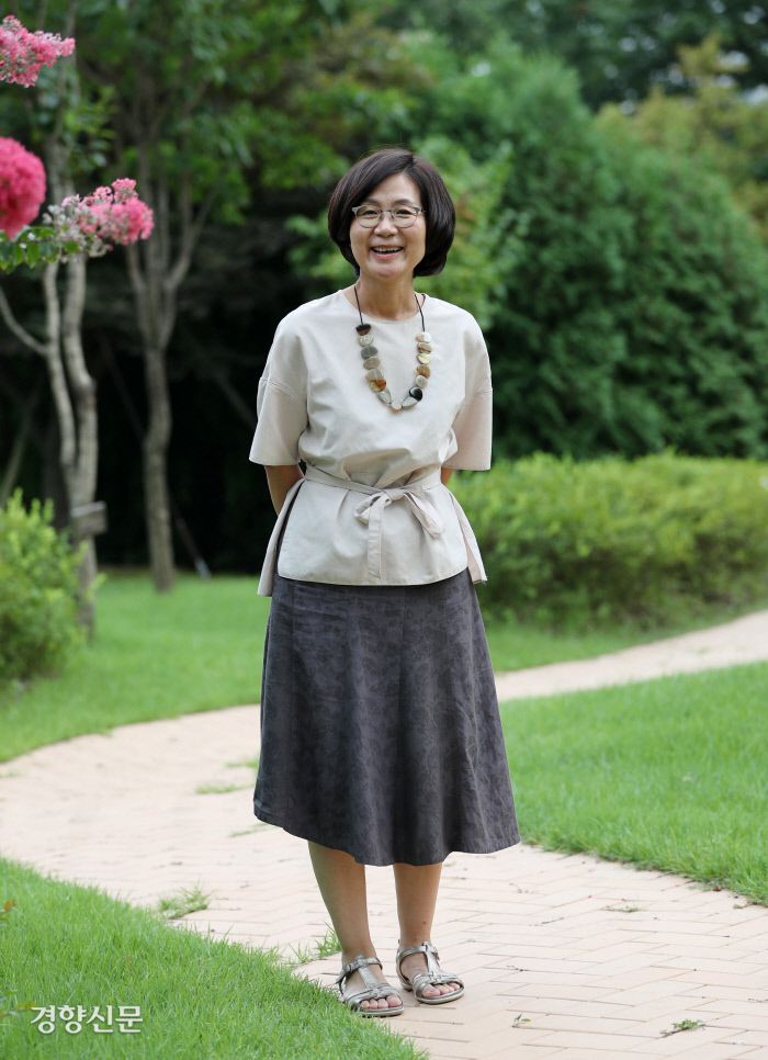 권인숙 더불어민주당 의원은 야만적 국가폭력의 피해자다. 하지만 그것만으로 규정될 수 없는 ‘개인’이다. 여성학 연구자이자, 20대 딸과 함께 TV 예능프로그램을 즐기는 50대 여성이다. 그의 희망은 “주변 사람들에게 신뢰받는 사람”으로 남는 것이다. / 김영민 기자