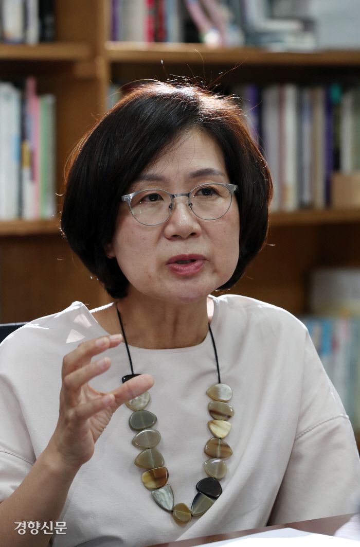 권인숙 더불어민주당 의원이 지난 21일 국회 의원회관에서 경향신문과 인터뷰하고 있다. 권 의원은 ‘박원순 성추행 의혹’과 관련해 “이 사건은 우리 사회에서 꼭 변화시켜야 하는 권력형 성차별적 조직문화의 문제를 제기하고 있다”며  “민주당은 겸손함과 책임감, 진중함을 갖고 이 사안을 대해야 한다”고 말했다. 김영민 기자 viola@kyunghyang.com