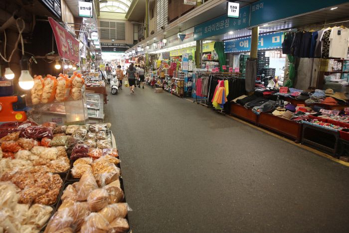 물리적(사회적) 거리두기 2단계 조치가 전국으로 확대 시행된 지 둘째 날인 8월 24일 서울 마포구 재래시장이 한산한 모습을 보이고 있다. 연합뉴스