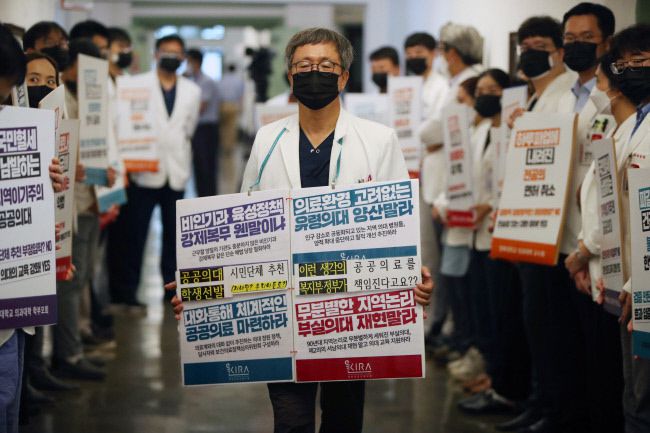 지난달 31일 대구 중구 경북대학교병원 본관 접견실 앞에서 병원 교수들이 보건복지부 전공의 근무 실태 파악에 항의하는 피켓 시위를 하고 있다. 교수 70여 명은 보건복지부 관계자들의 병원 방문 시간에 맞춰 검은 마스크를 쓰고 항의 문구가 적힌 피켓을 들고 침묵시위를 했다. | 연합뉴스