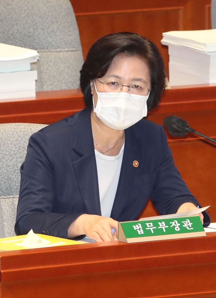 1일 국회 예결위의장에서 전체회의가 열린가운데 추미애 법무부장관이 질의에 답하고 있다. 연합뉴스