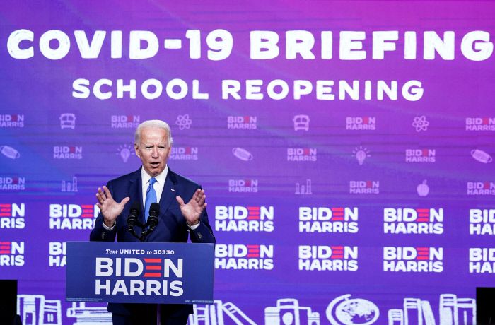 미국 민주당 대선후보 조 바이든 전 부통령이 2일(현지시간) 델라웨어주 윌밍턴에서 유세를 하며 코로나19 대응과 학교 방역 등에 대해 설명하고 있다.  윌밍턴 | 로이터연합뉴스