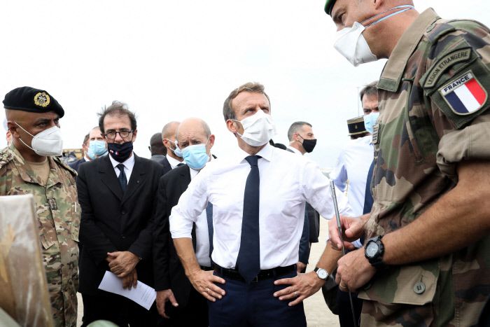 에마뉘엘 마크롱 프랑스 대통령이 1일(현지시간) 레바논 베이루트에서 군 지원팀으로부터 항구 폭발 참사 뒤 복구 상황에 대한 설명을 듣고 있다.  베이루트 | 로이터연합뉴스
