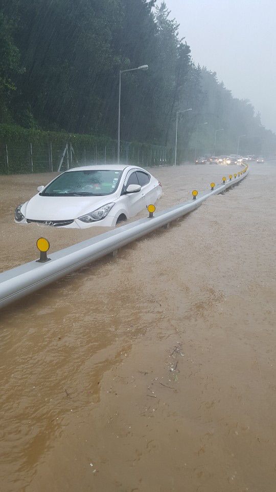 7일 오전 태풍 ‘하이선’이 부산을 통과하면서  만덕남해고속도로 진출입로에서 차량이 침수됐다. 부산소방본부 제공