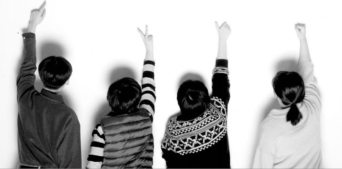 텔레그램 성착취 신고 프로젝트 ‘리셋’에 참여한 조력자들이 지난 1월 인터뷰 하기 전 사진촬영에 응하고 있다. 성폭력 피해자를 돕는 조력자들은 가해자와 피해자로 나뉜 성폭력의 구도 속에서 제대로 조명받지 못하는 경우가 많다. 그래서 이들이 겪는 기쁨과 슬픔, 고통은 경험해보지 못한 사람에게는 낯선 것이었다. 김기남 기자