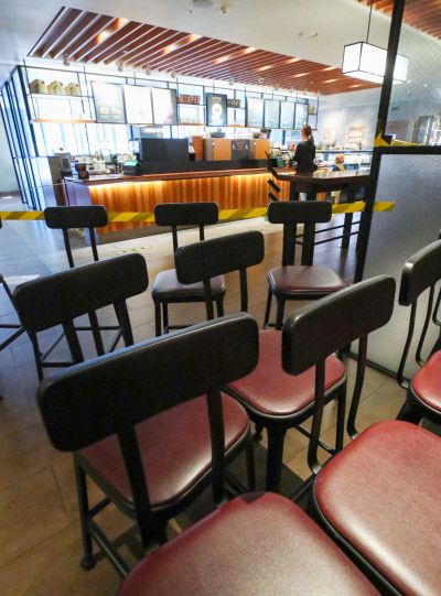 거리 두고 놓일 의자들 13일 서울시내 한 프랜차이즈 커피전문점 매장이 한산하다. 정부가 이날 수도권의 물리적(사회적) 거리 두기를 2단계로 완화한다고 발표해 14일부터는 프랜차이즈 카페에서도 음식을 섭취할 수 있다.  연합뉴스