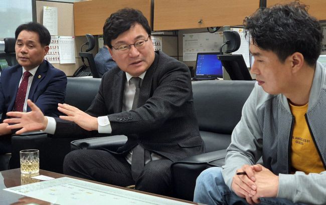 이상직 더불어민주당 국회의원 지난 6월 전북도의회에서 기자간담회를 갖고 앞으로 의정 활동에 관해 설명하는 모습. | 연합뉴스