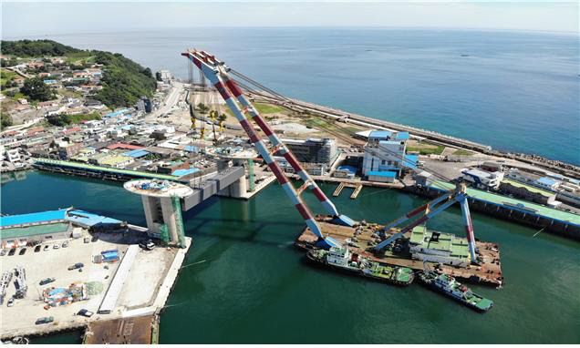 삼척항 일원에 설치되고 있는 지진해일 침수방지시설의 게이트 거치 장면. 강원도제공