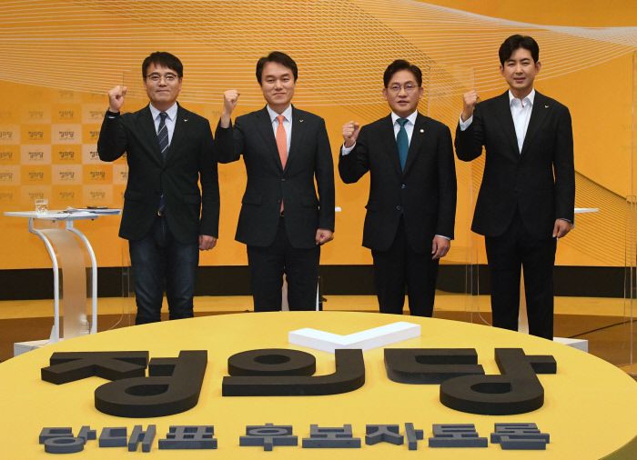 정의당 당대표 후보들이 17일 SBS 목동사옥에서 열린 후보자 토론회에 앞서 주먹을 들어올리고 기념촬영을 하고 있다. 왼쪽부터 김종민·김종철·배진교·박창진 후보. 연합뉴스