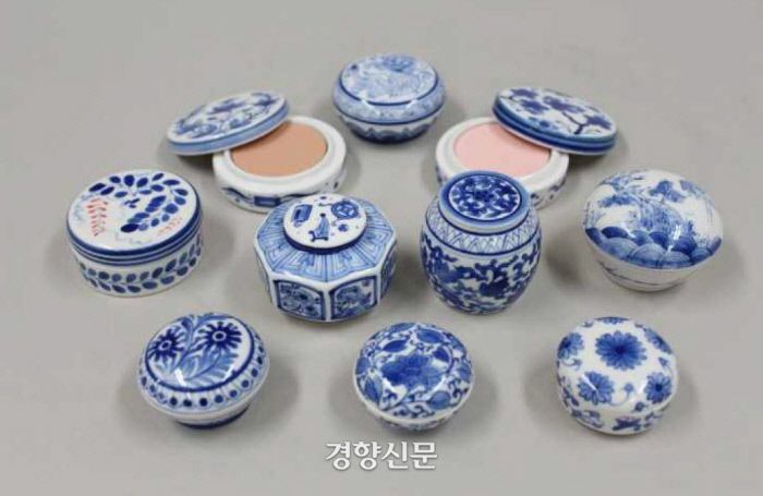 사도세자의 친누나 화협옹주의 무덤에서 출토된 화장품을 연구·분석하여 현대적으로 제작한 청화백자 화장품 용기 및 화장품. |국립문화재연구소·국립고궁박물관· 코스맥스 제공