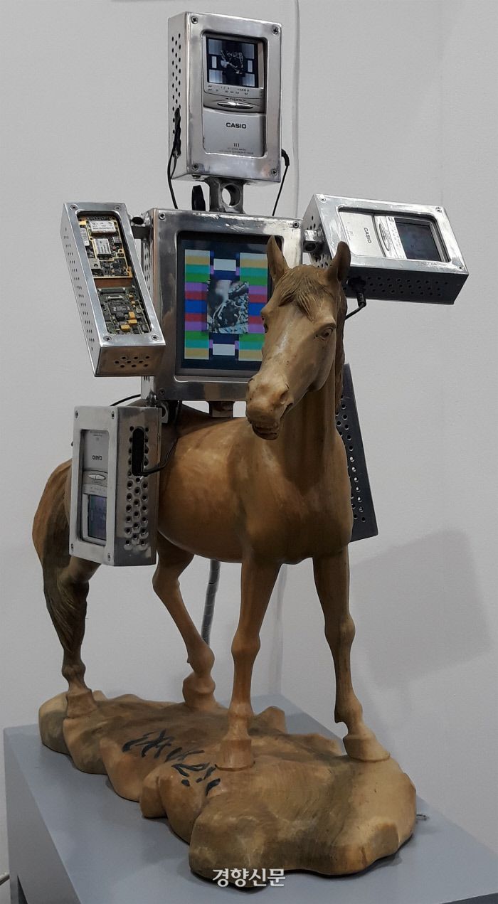 백남준의 ‘장수왕’, 혼합 매체, 73×40×51㎝(2001). 인사전통문화보존회 제공.