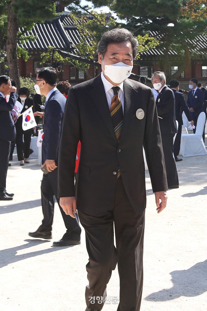 574돌 한글날 경축식이 9일 오전 서울 경복궁 수정전에서 열렸다. 이낙연 더불어민주당 대표가 행사장을 나서고 있다. / 사진공동취재단