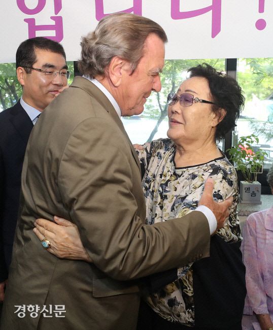 게르하르트 슈뢰더 전 독일총리가 2017년 9월11일 오후 경기 광주 일본군 위안부 피해자 할머니 쉼터 나눔의집을 방문해 이용수 할머니와 포옹을 하고 있다. 광주｜김창길 기자
