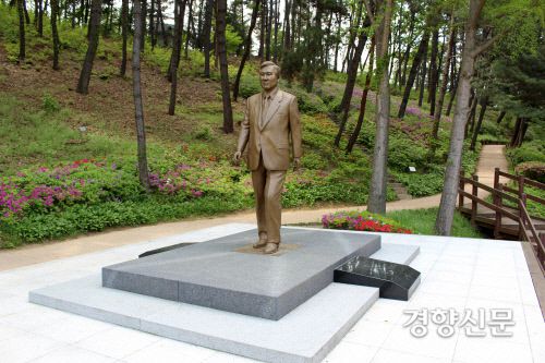 옛 대통령 별장인 충북 청주시 상당구 문의면 청남대에 설치된 노태우 전 대통령의 동상. 청남대 제공