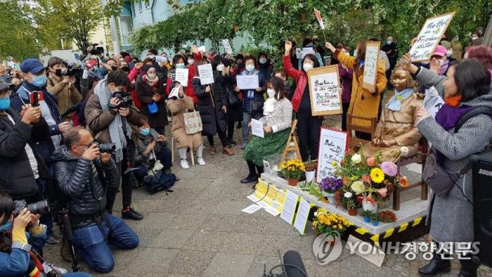 독일 베를린 시민들과 교민들이 미테구에 세워진 ‘평화의 소녀상’ 앞에서 구청의 철거명령에 항의하는 집회를 하고 있다. 베를린 | 연합뉴스