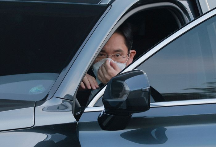 이재용 삼성전자 부회장이 25일 오후 이건희 삼성그룹 회장의 빈소가 마련된 서울 강남구 삼성서울병원 장례식장에 도착해 차량에서 내리고 있다. /연합뉴스