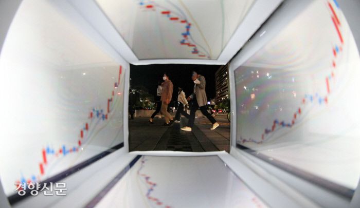 서울 광화문 거리를 지나가는 사람들. 권도현 기자