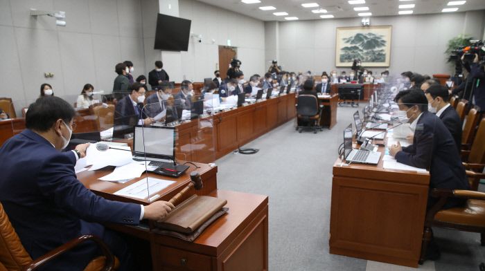 30일 오전 서울 여의도 국회에서 열린 운영위원회의 국가인권위원회에 대한 국정감사에서 김태년 운영위원장이 의사봉을 두드리고 있다. 연합뉴스