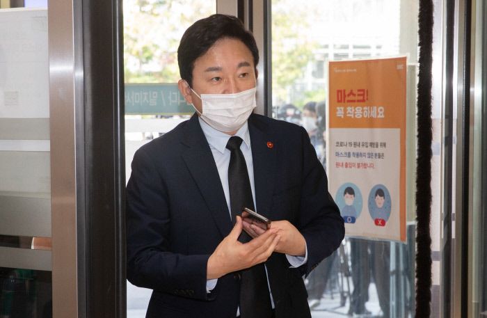 원희룡 제주도지사가 지난 26일 서울 강남구 삼성서울병원에 마련된 고(故) 이건희 삼성그룹 회장의 빈소로 들어가고 있다. 연합뉴스