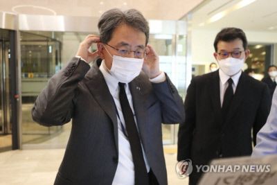 김현종 국가안보실 2차장이 지난달 26일 서울 강남구 삼성서울병원 장례식장에 마련된 고 이건희 삼성그룹 회장의 빈소로 들어서고 있다. 연합뉴스