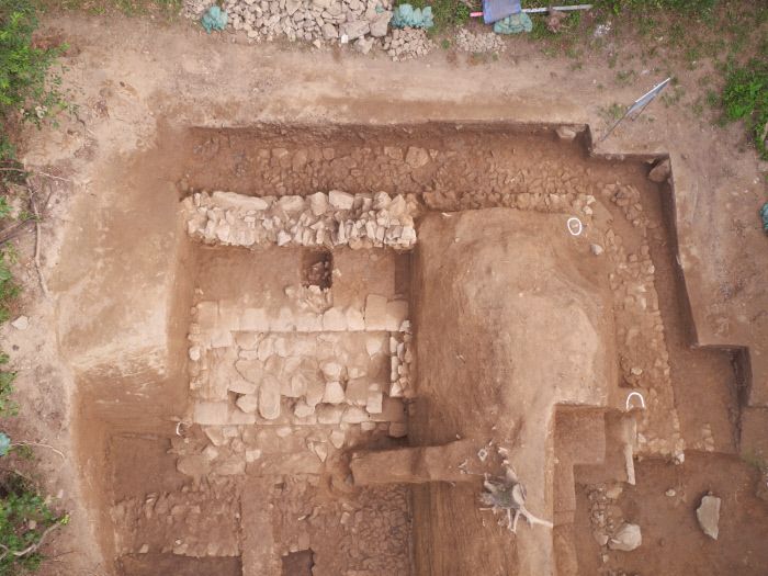 몽골군의 침입에 맞서 도읍을 옮긴 고려가 쌓은 강화 중성의 흔적. 몽골과의 강화 이후 몽골의 압력으로 성을 폐쇄한 뒤 돌담장으로 메운 흔적이 고스란히 보였다. 국립강화문화재연구소 제공