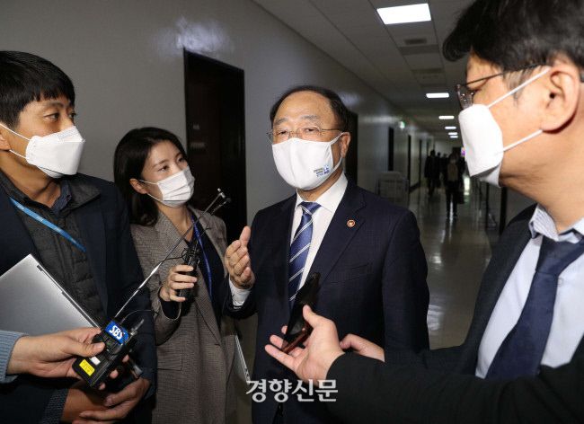 홍남기 경제부총리 겸 기획재정부 장관이 지난 3일 국회에서 열린 기획재정위원회 전체회의를 마친 후 회의장을 나서고 있다. 김영민 기자