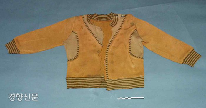 2001년 5·18무명 희생자를 이장할 당시 만 4세로 추정되는 아이의 유해와 함께 발굴된 옷.