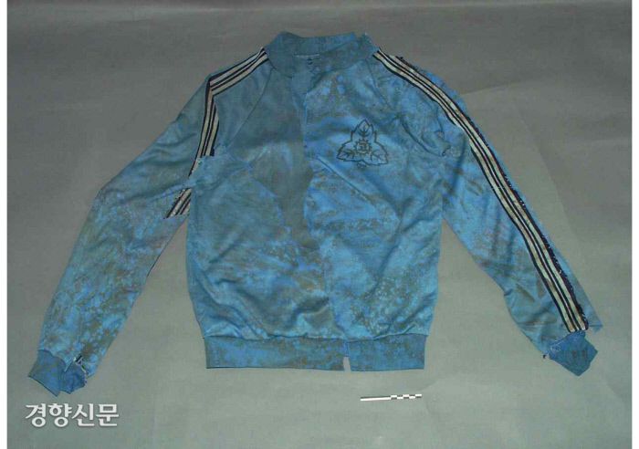 2001년 5·18무명 희생자를 이장할 당시 20대 초반으로 추정된 유해와 함께 발굴된 고등학교 체육복 상의.