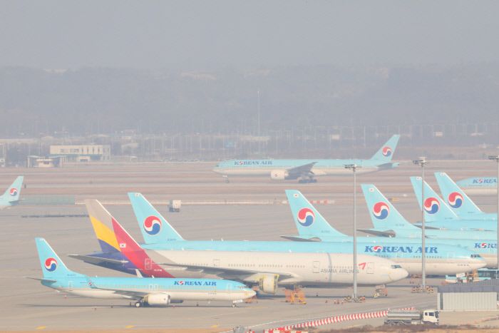 정부와 산업은행이 대한항공의 아시아나항공 인수를 공식화 한 지난 16일 인천 국제공항 계류장에 대한항공과 아시아나 항공 비행기들이 서 있다.  경향신문 자료