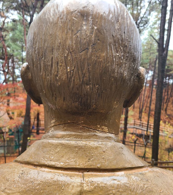 지난 19일 훼손된 전직 대통령 전두환씨의 동상. 청남대 관리사무소 제공