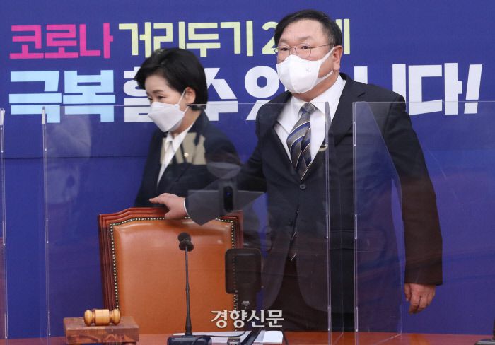 김태년 더불어민주당 원내대표(오른쪽)와 양향자 최고위원이 25일 국회에서 열린 최고위원회의에 참석하고 있다. 김영민 기자