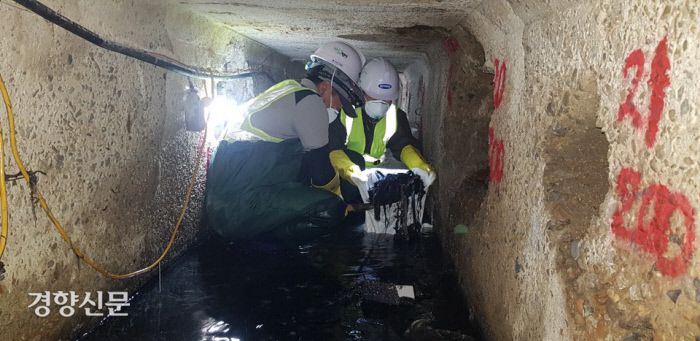 공사관계자가 마장축산물시장 하수관로 정비작업을 벌이고 있는 모습. 성동구 제공