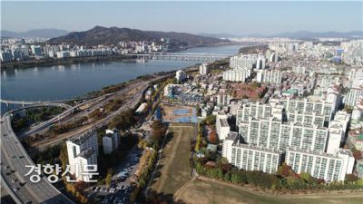 한성백제의 최초 도읍지인 풍납토성의 위용. 폭 40~50m, 높이 11m, 둘레 3.5km 이상의 대규모 토성 이다. |국립강화문화재연구소 제공