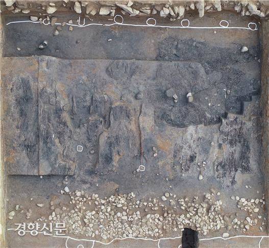 풍납토성은 초축이후 몇차례 증축이 있었던 것으로 추정된다. 맨 밑의 석렬은 초축시기의 성벽을 뜻하고 성벽 위에 목재시설이 존재한 뒤 그 시설을 폐기한 다음 증축한 것으로 추정할 수 있다. 중축을 위해 나무기둥과 낙엽, 석렬 등을   사용했다. |국립강화문화재연구소 제공