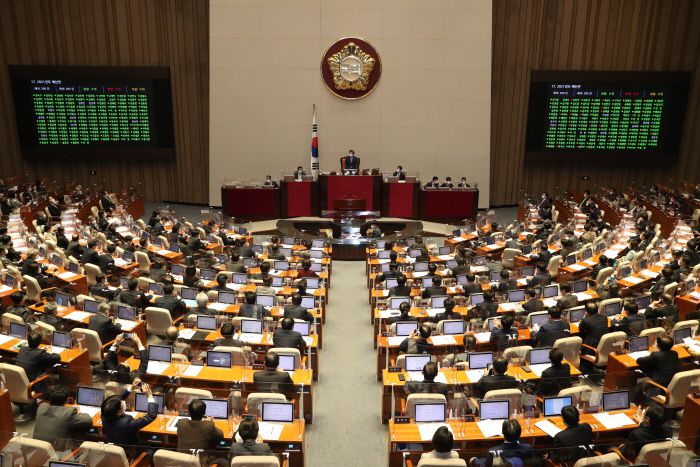 박병석 국회의장이 2일 국회 본회의에서 정부안보다 2조2000억원 증액된 558조원가량의 내년도 예산안을 의결하고 있다. 예산안이 법정시한(12월2일) 내에 처리된 것은 국회선진화법 시행 첫해인 2014년 이후 6년 만이다. 연합뉴스