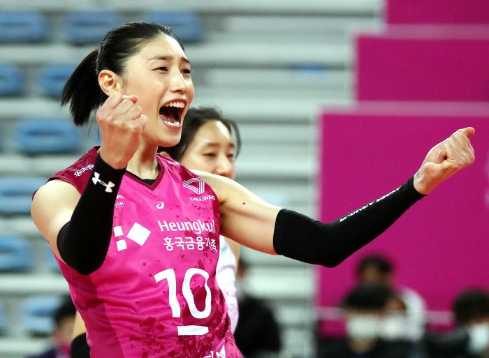 흥국생명의 레프트 김연경이 2일 인천 계양체육관에서 열린 프로배구 V리그 여자부 KGC인삼공사와의 경기에서 4세트 동료의 득점에 환호하고 있다. 연합뉴스