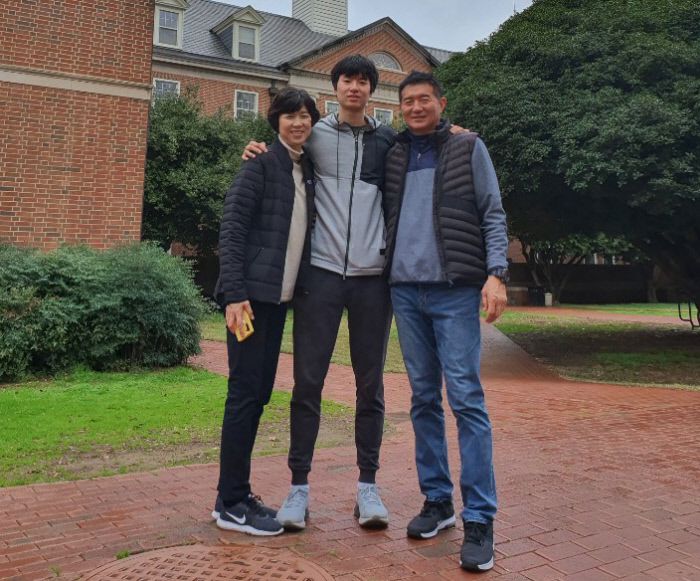 미국 대학농구 NCAA 데이비슨대학에서 뛰고 있는 포워드 이현중(가운데)이 지난해 학교를 방문한 어머니 성정아씨(왼쪽), 아버지 이윤환씨와 함께 사진을 찍고 있다. 성정아씨 제공