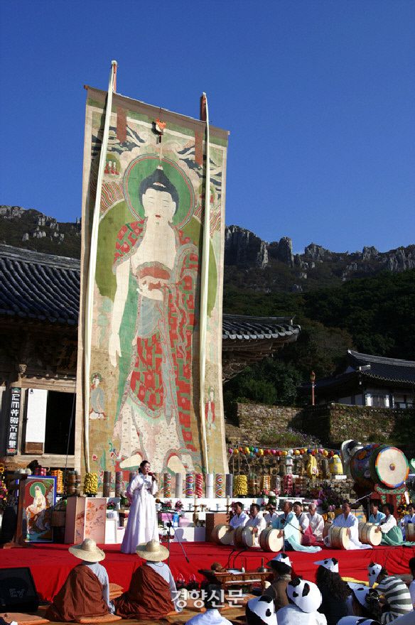 ‘미황사 괘불탱’(보물 1342호)을 활용한 미황사 괘불재는 전국적으로 관심을 모으고 있다. 경향신문 자료사진.
