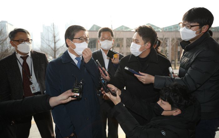 변창흠 국토교통부 장관 후보자(왼쪽 두 번째)가 12월 7일 오전 과천 서울지방국토관리청으로 출근하고 있다. 연합