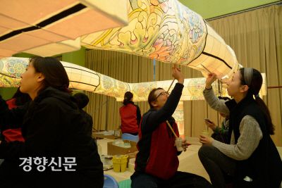 장엄등을 제작하는 등 연등회 준비과정. 유네스코는 연등회가 사회적 어려움이 있을 때 단합하고 위기를 극복하는데 중요한 역할을 한다는 점을 높이 평가했다.|문화재청 제공