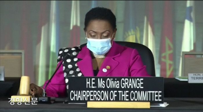 프랑스 파리 유네스코 본부에서 열린 제15차 무형유산보호 정부간위원회에서 유네스코 인류무형유산으로 최종 결정됐다. 사진은 연등회 등재 결정을 하고 있는 올리비아 그란제 자메이카 문화부 장관.|문화재청 제공