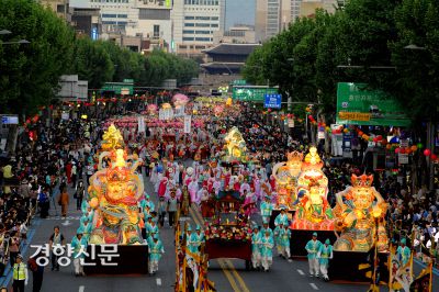 연등회에서  선두에 선 사천왕등과 아기부처님을 모신 연(가마), 연등회는 불교신자 뿐 아니라 누구나 참여하는 축제로 자리잡았다. |문화재청 제공