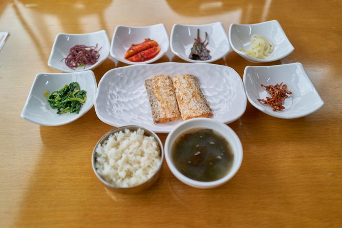 굵은 소금을 뿌려 구운 겨울 갈치는 살살 녹는 맛이다.